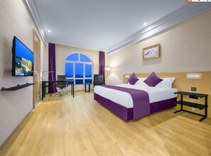 Een minibar, een kluis op de kamer, een bureau, verduisterende gordijnen