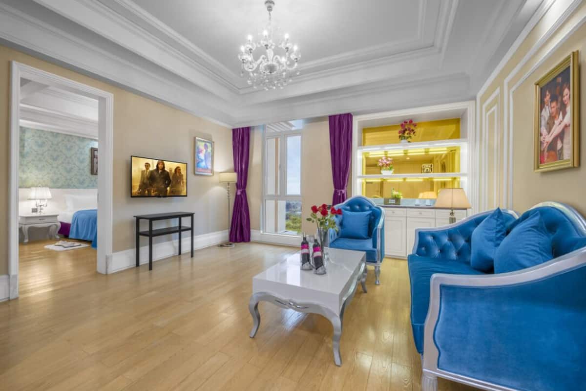Signature Suite (Business) | Minibar, in-room safe, desk, blackout drapes