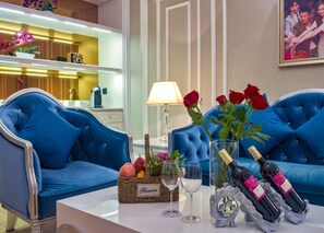 Signature Suite (Business) | Minibar, in-room safe, desk, blackout drapes - National Arts Resort Hotel - Foshan (Foshan)