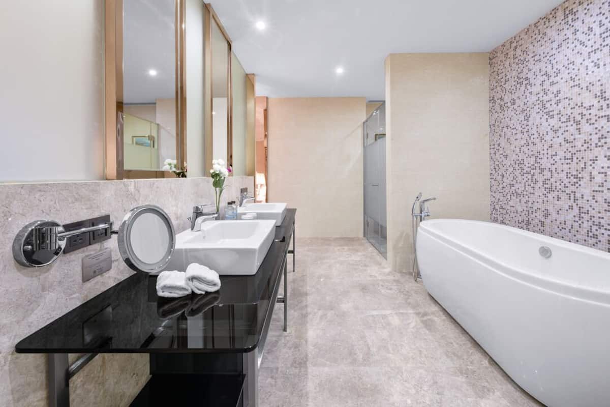 Business Suite | Minibar, in-room safe, desk, blackout drapes