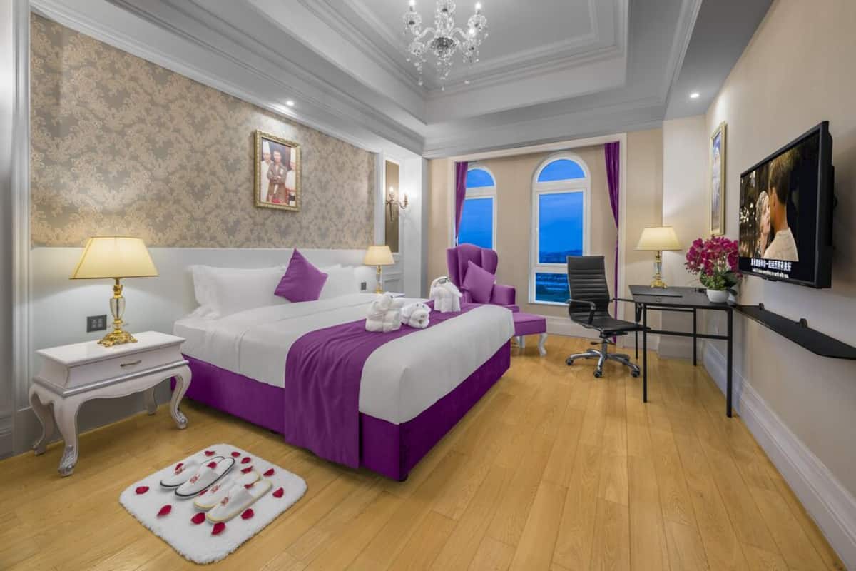 Signature Suite (Deluxe) | Minibar, in-room safe, desk, blackout drapes