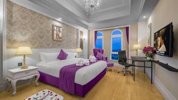 Signature Suite (Deluxe) | Minibar, in-room safe, desk, blackout drapes