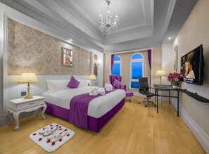 Signature Suite (Deluxe) | Minibar, in-room safe, desk, blackout curtains - National Arts Resort Hotel - Foshan (Foshan)