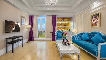 Signature Suite (Business) | Minibar, in-room safe, desk, blackout curtains