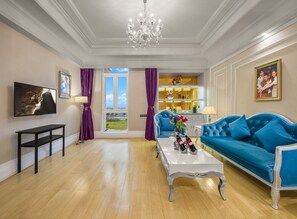 Signature Suite (Business) | Minibar, in-room safe, desk, blackout curtains - National Arts Resort Hotel - Foshan (Foshan)