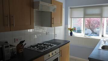 Departamento, 2 habitaciones | Cocina privada | Horno, parrilla de estufa, lavavajillas y cafetera y tetera