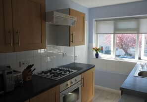 Apartment, 2 Bedrooms | Private kitchen | Oven, stovetop, dishwasher, coffee/tea maker - Birchington Maisonette Near the Sea (Birchington)