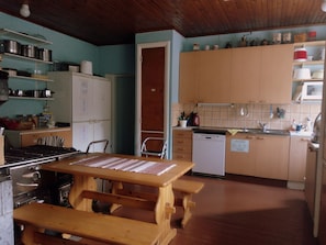 Refrigerador em uma área comum, micro-ondas em uma área comum