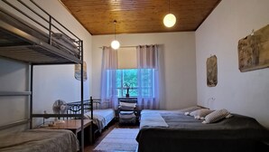 A dormitory room with bunk beds, a desk, and a chair. - Vanhan Koulun Majatalo (Lieksa)