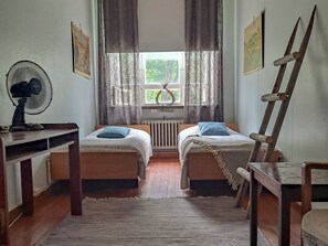 Økonomi-dobbeltrom, 2 enkeltsenger, delt bad | Strykejern/-brett og wi-fi (inkludert)