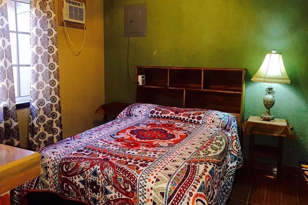 Standard-Ferienhütte, 2 Schlafzimmer, Poolblick | Bügeleisen/Bügelbrett, Zustellbetten, kostenloses WLAN