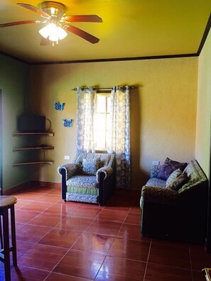 Stuga Standard - 2 sovrum - utsikt mot poolen | Vardagsrum