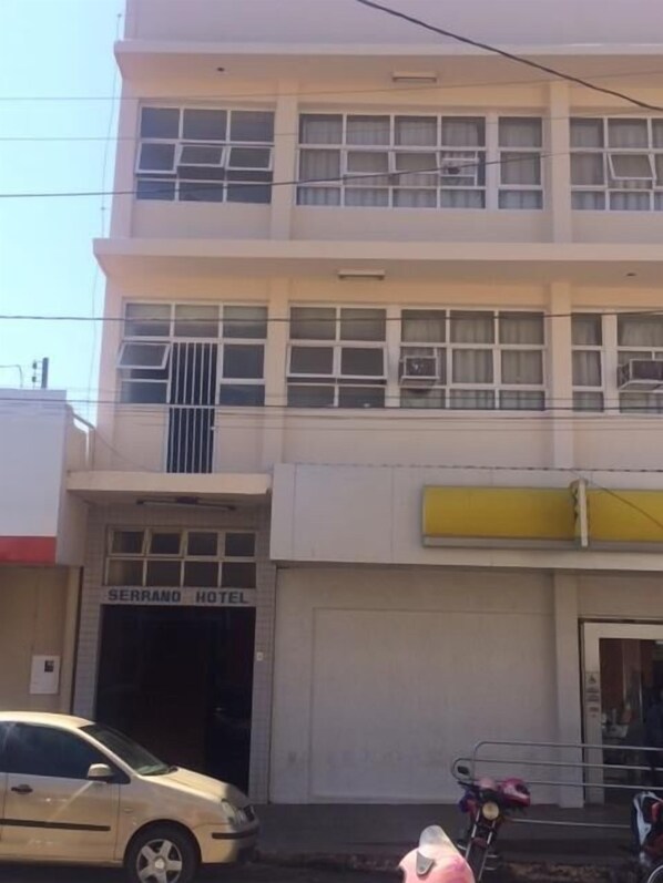 Vista frontal de la propiedad