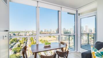 Apartment, 2 Bedrooms, City View | In-room dining