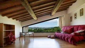 Appartamento, 2 camere da letto | Area soggiorno | TV a schermo piatto, tavolo da ping pong
