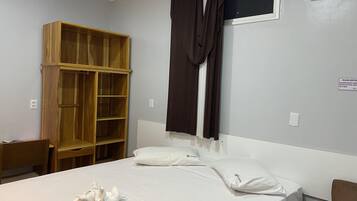 Habitación con 1 cama matrimonial o 2 individuales | Minibar, escritorio, cortinas blackout y wifi gratis