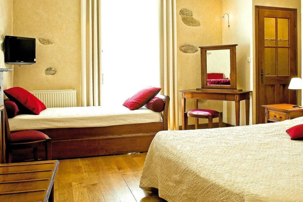 Habitación familiar | Minibar, escritorio, tabla de planchar con plancha y cunas gratuitas