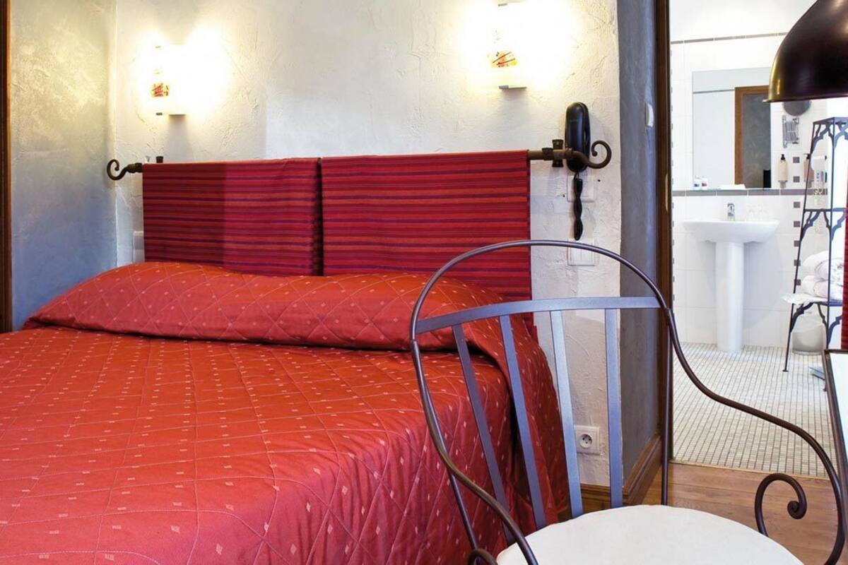 Habitación doble estándar | Minibar, escritorio, tabla de planchar con plancha y cunas gratuitas