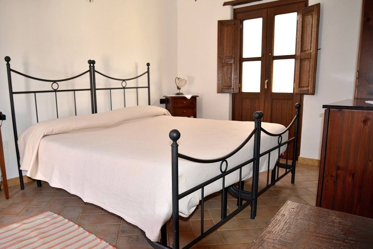 Klassieke kamer, 1 twee- of 2 eenpersoonsbedden, uitzicht op binnenplaats, aan de binnenplaats | Een minibar, een kluis op de kamer, een bureau, gratis wifi