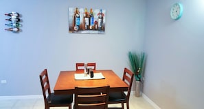 Executive Apartment, 2 Bedrooms, Kitchen | In-room dining