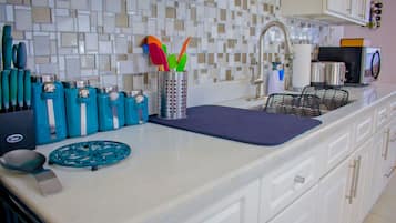 Full-sized fridge, microwave, oven, stovetop