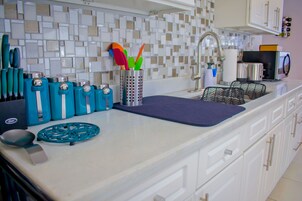 Refrigerador con freezer, microondas, horno, placa de cocina