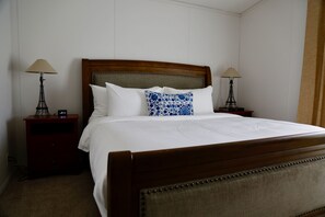 Premium bedding, desk, iron/ironing board, free WiFi