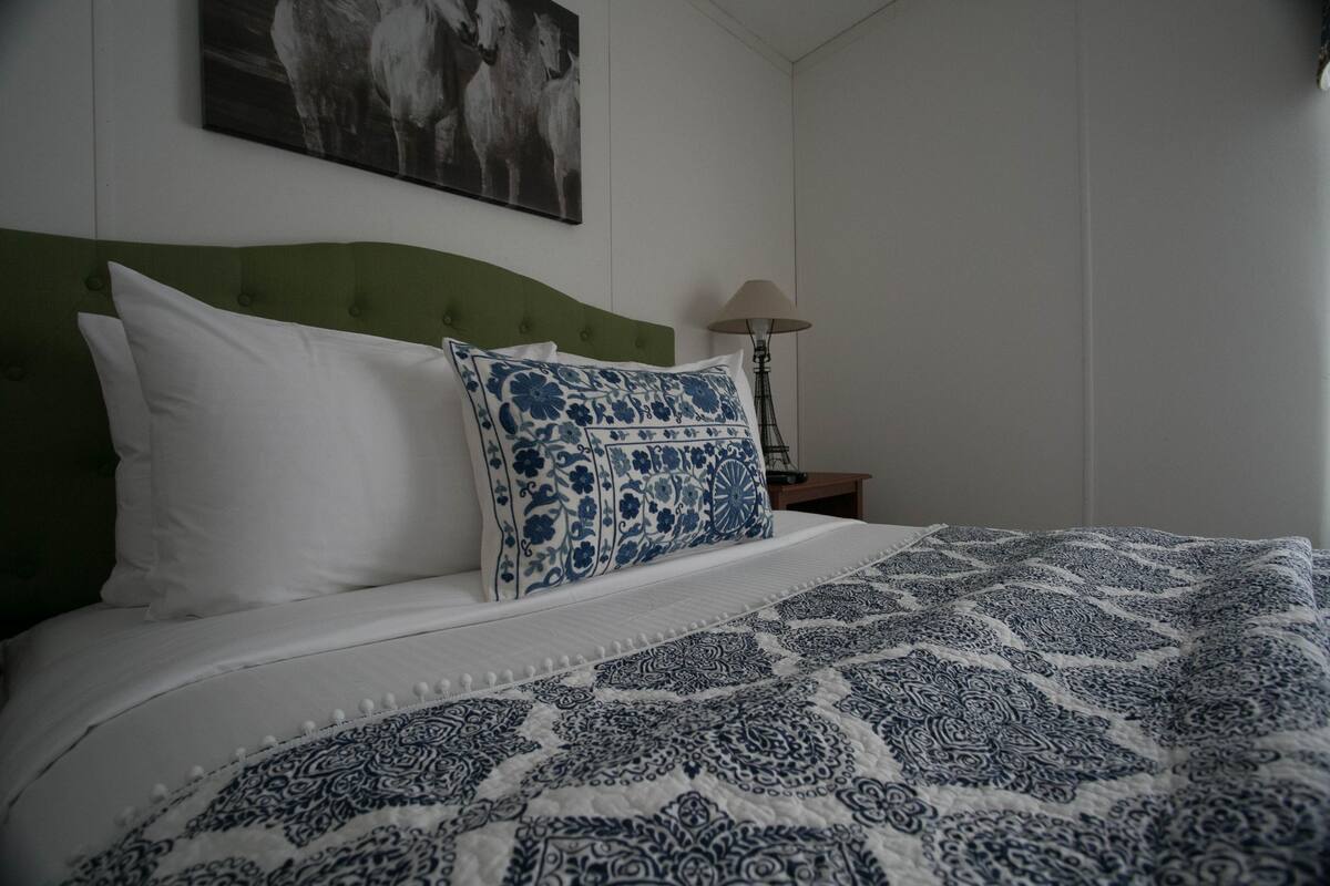 Premium bedding, desk, iron/ironing board, free WiFi