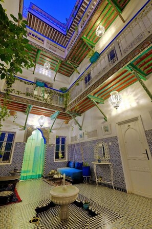 40-cm Smart TV with satellite channels, TV - Riad Hotel Essaouira (Marrakech)