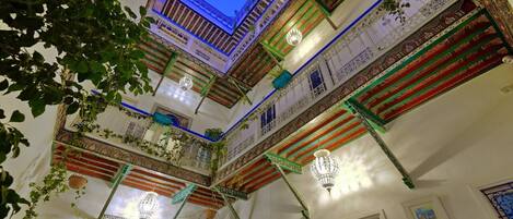 40-cm Smart TV with satellite channels, TV