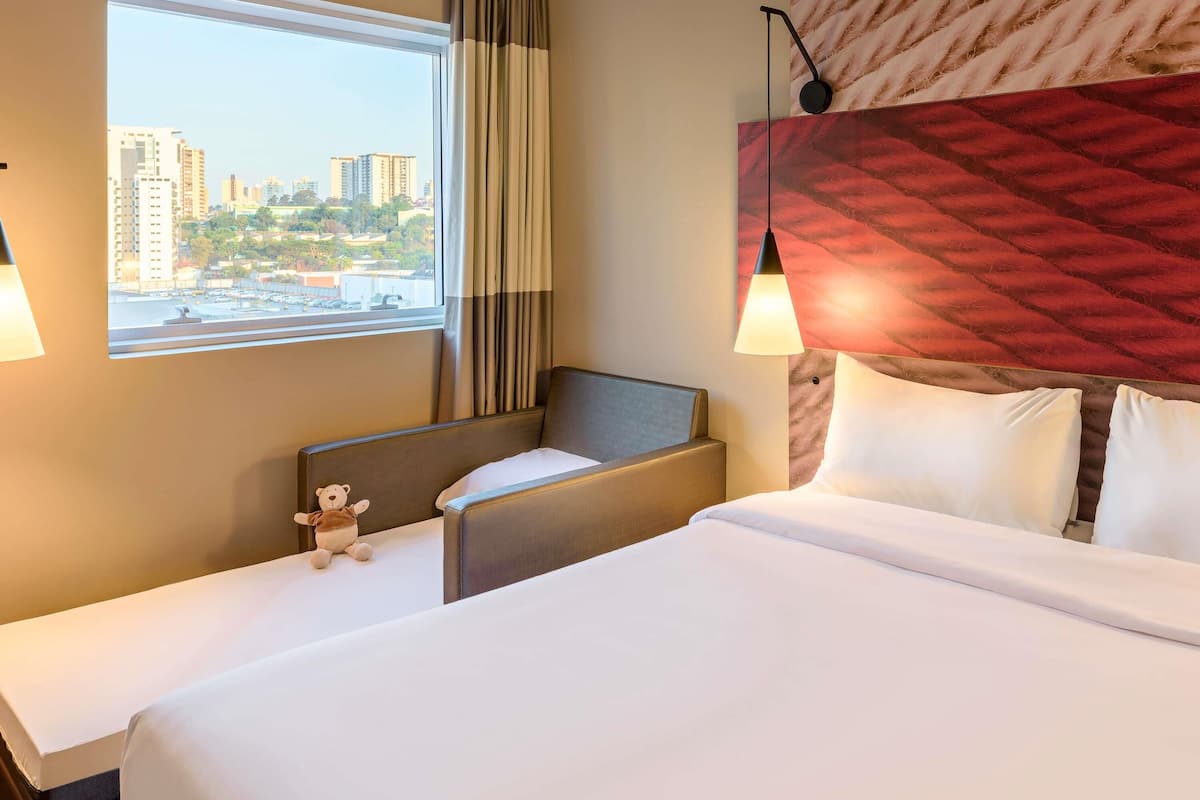 Standardzimmer, 1 Doppelbett und Schlafsofa | Zimmersafe, Schreibtisch, Verdunkelungsvorhänge, schallisolierte Zimmer