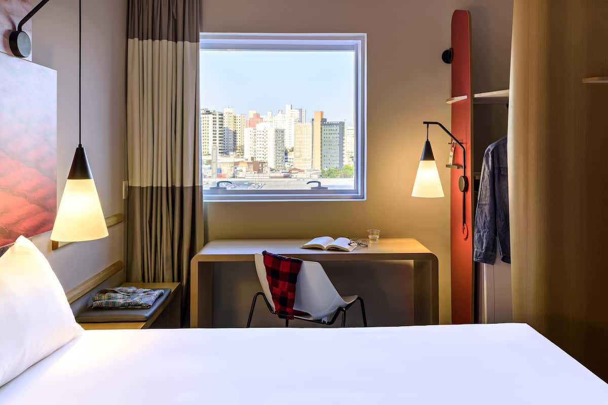 Appartement Standard, 1 lit double | Coffres-forts dans les chambres, bureau, rideaux occultants