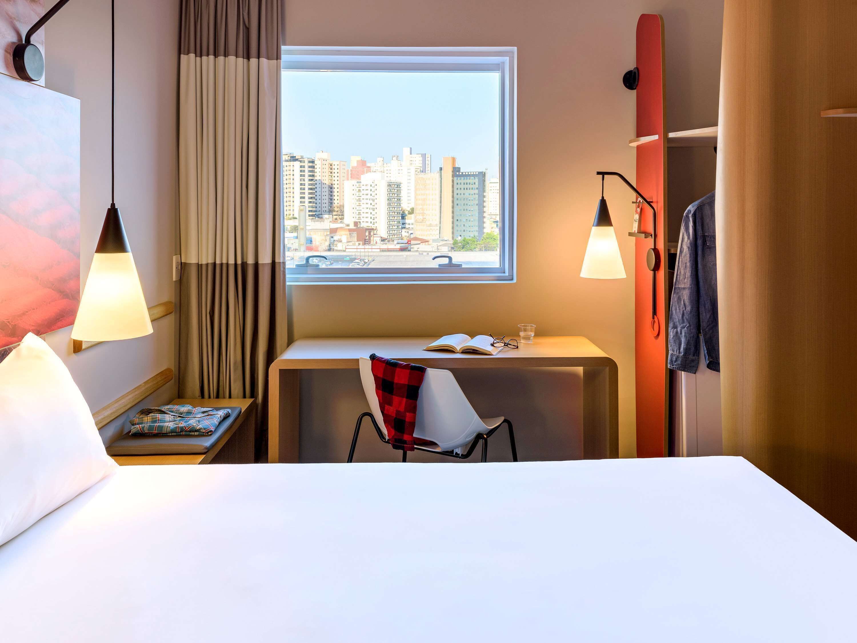 Safe på rommet, skrivebord, blendingsgardiner og lydisolert