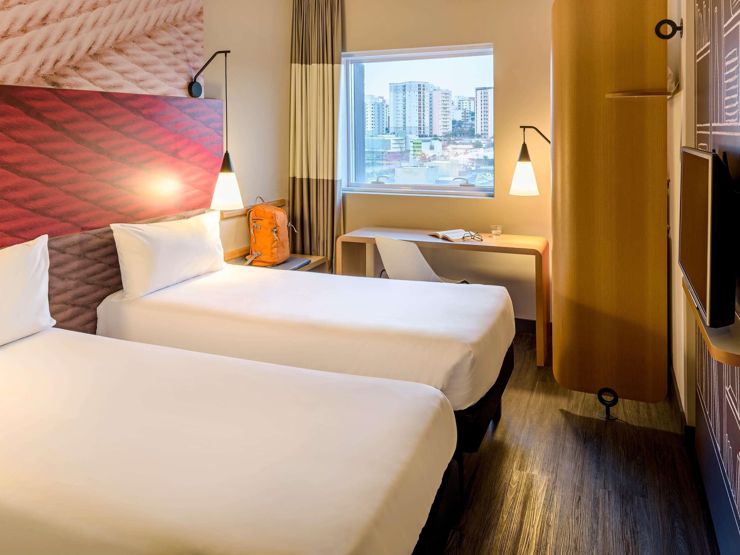 Caja de seguridad en la habitación, escritorio y cortinas blackout 