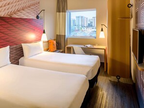 Apartamento standard, 2 camas de solteiro | Cofres nos quartos, escrivaninha, cortinas blackout