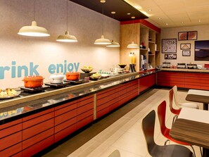 Melayani sarapan, makan siang, dan makan malam