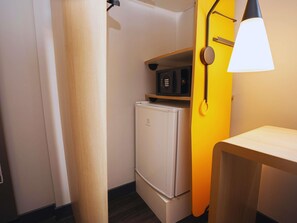 Cofres nos quartos, escrivaninha, cortinas blackout