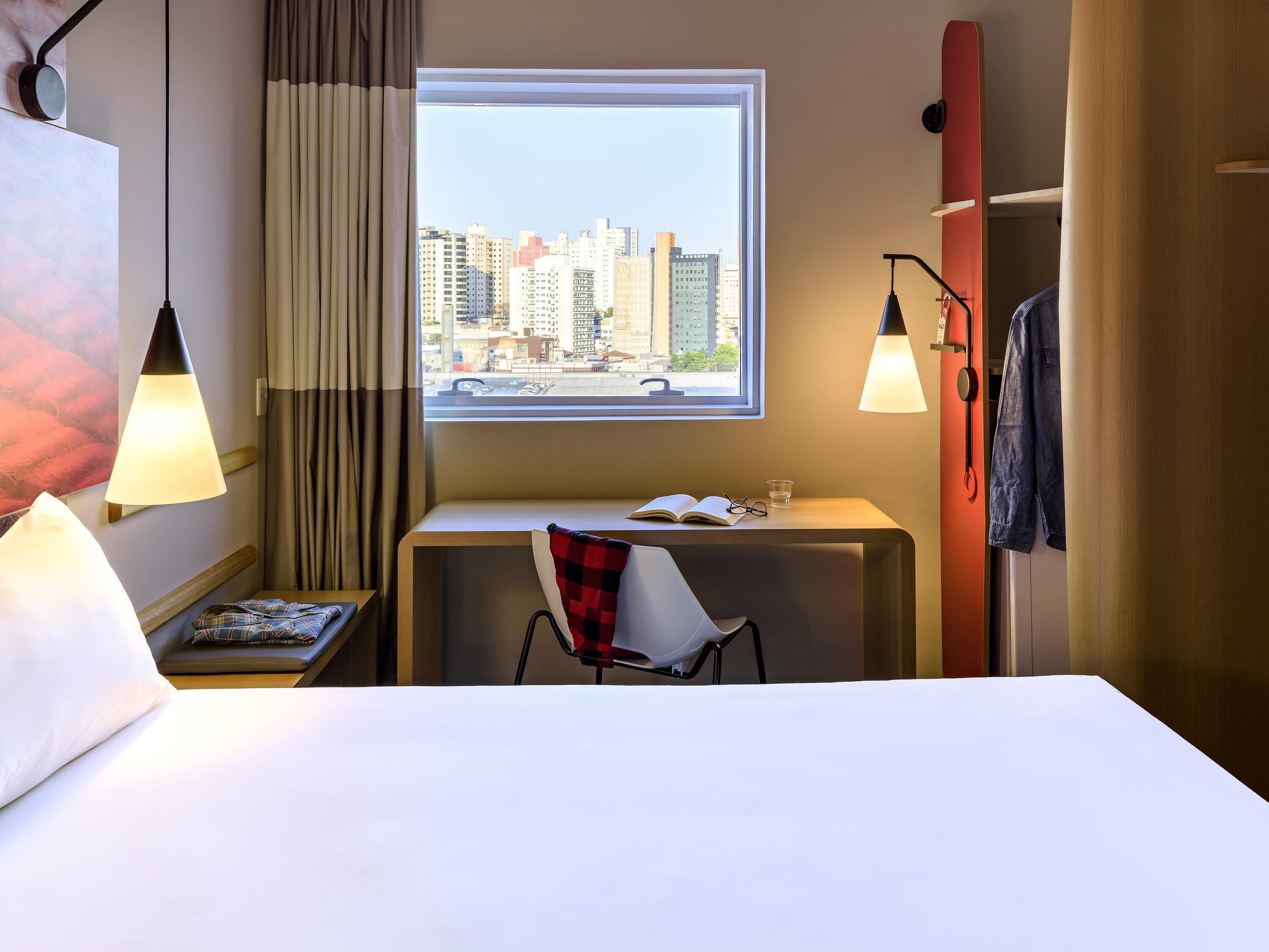 Caja de seguridad en la habitación, escritorio y cortinas blackout 