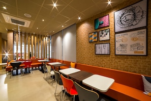 Serveert ontbijt, lunch en diner