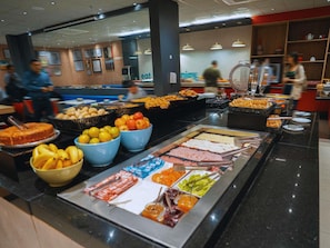 Café da manhã com buffet todos os dias mediante uma taxa