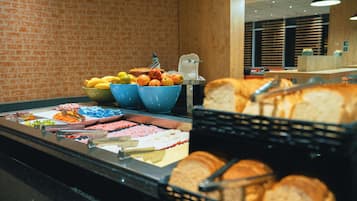 Daily buffet breakfast (BRL 55 per person)