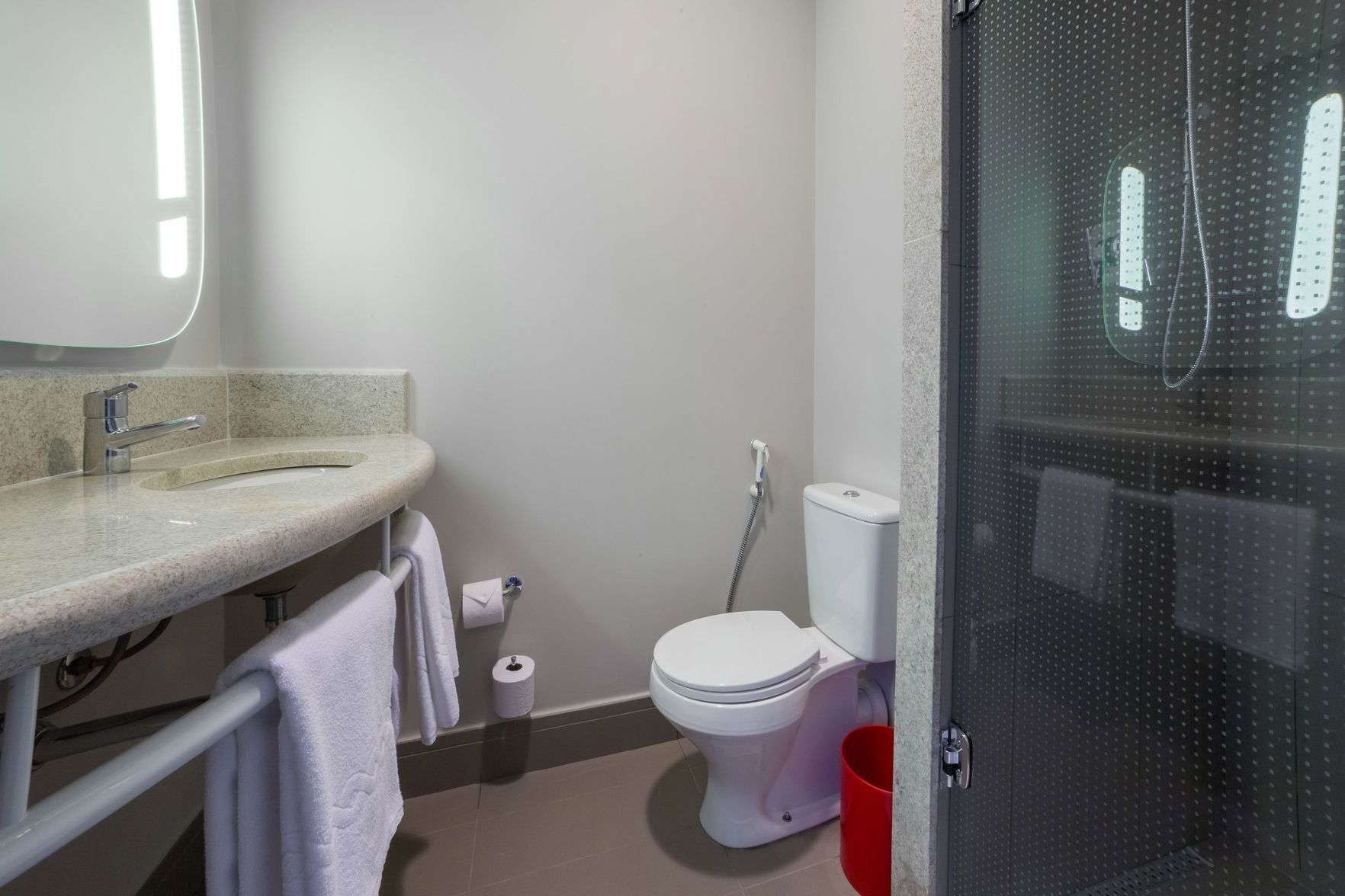 Bad | Dusj, miljøvennlige toalettsaker, hårføner og håndklær