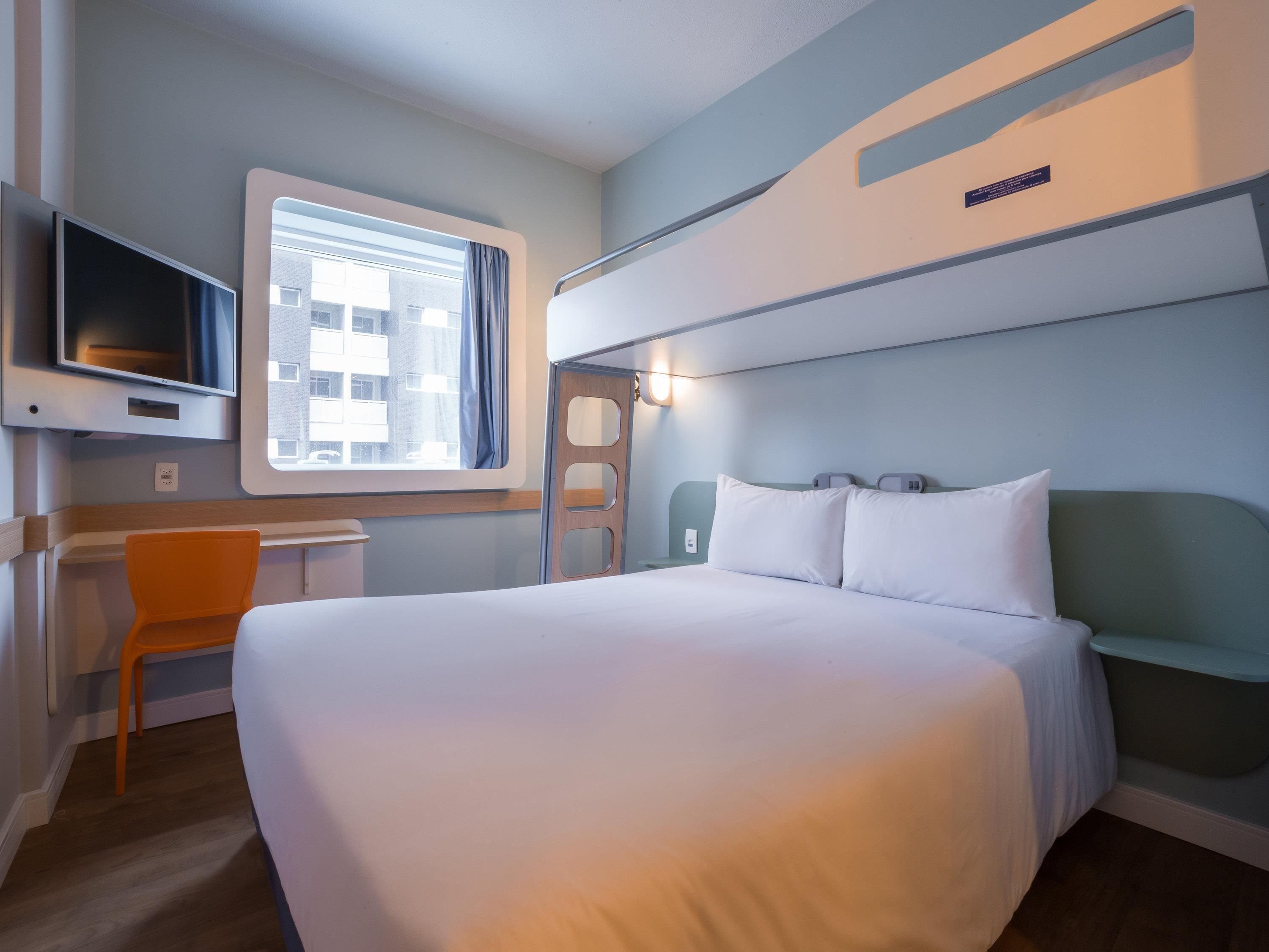 Escritorio, cortinas opacas, sistema de insonorización y cunas gratuitas