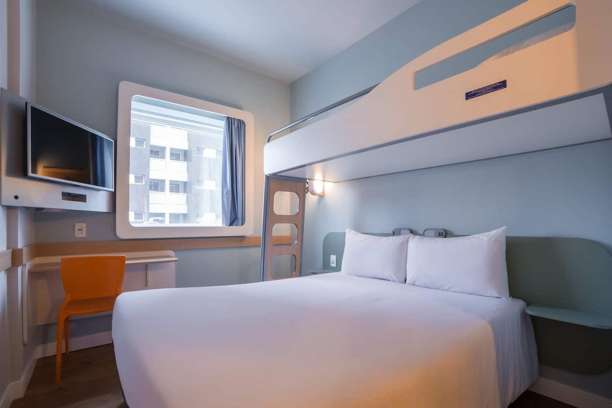 Bureau, rideaux occultants, chambres insonorisées, lits bébé (gratuits)