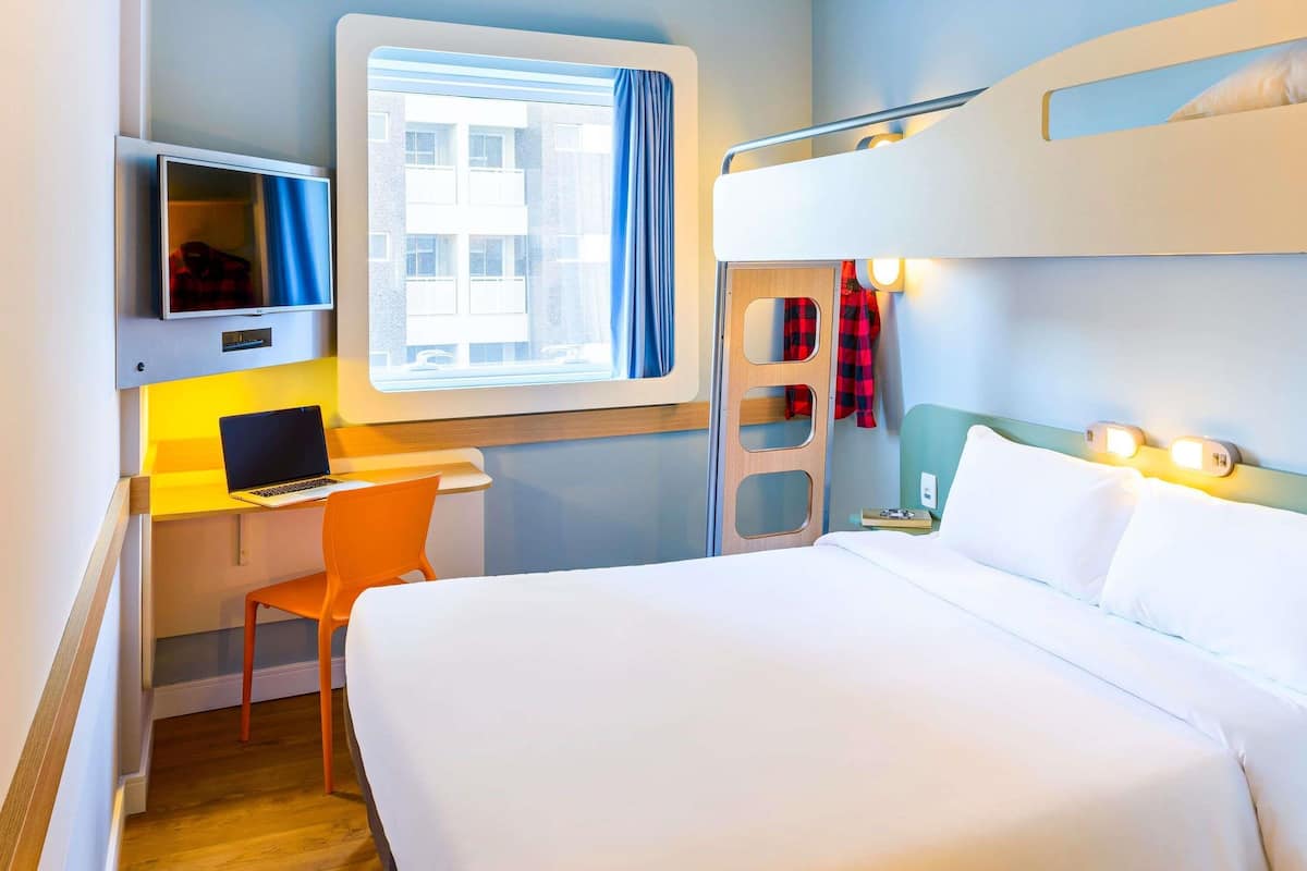 Escritorio, cortinas blackout y sistema de insonorización