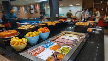 Se ofrece un desayuno bufé todos los días (55 BRL por persona)