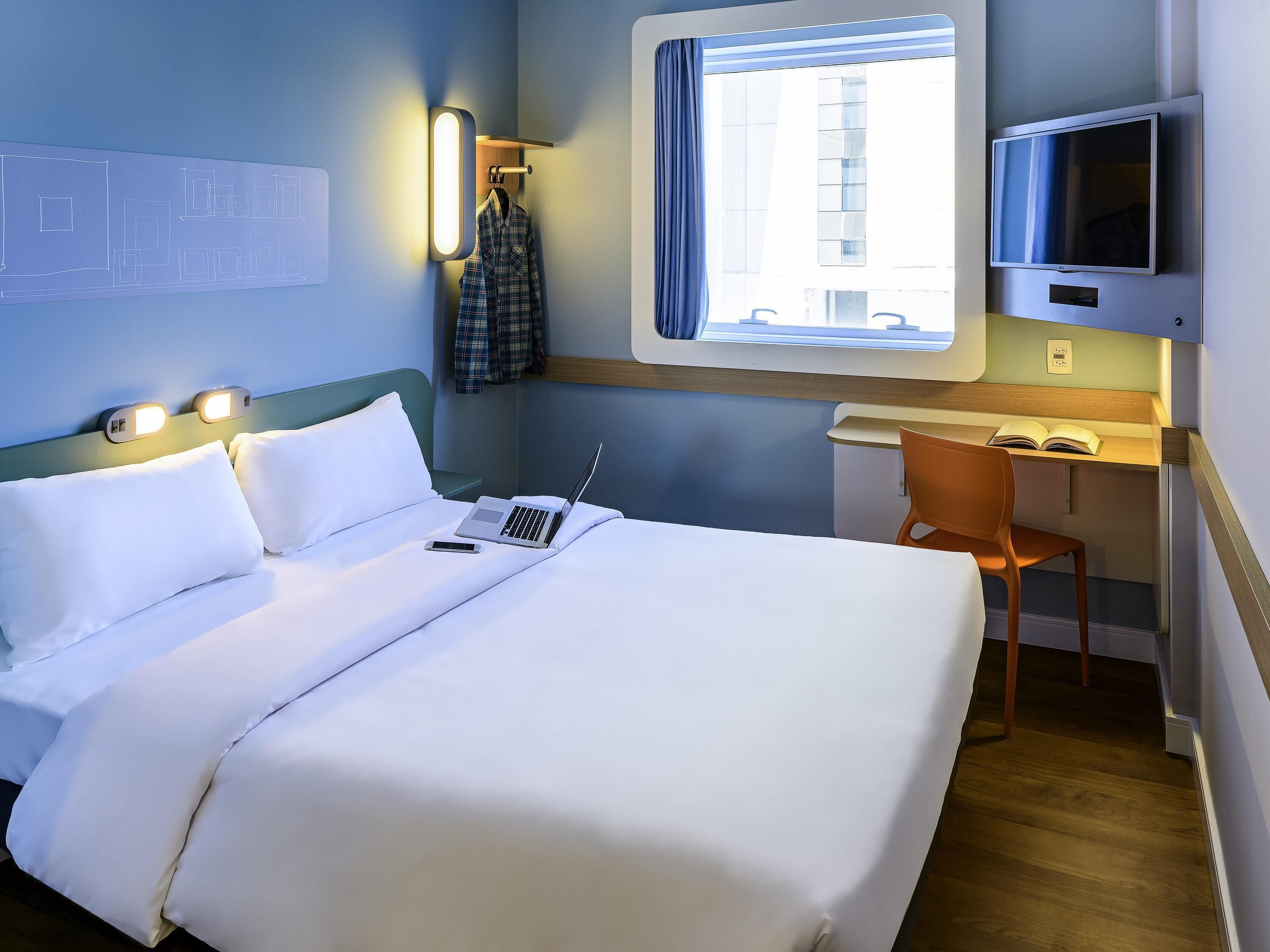 Skrivebord, blendingsgardiner, lydisolert og barnesenger (inkludert)