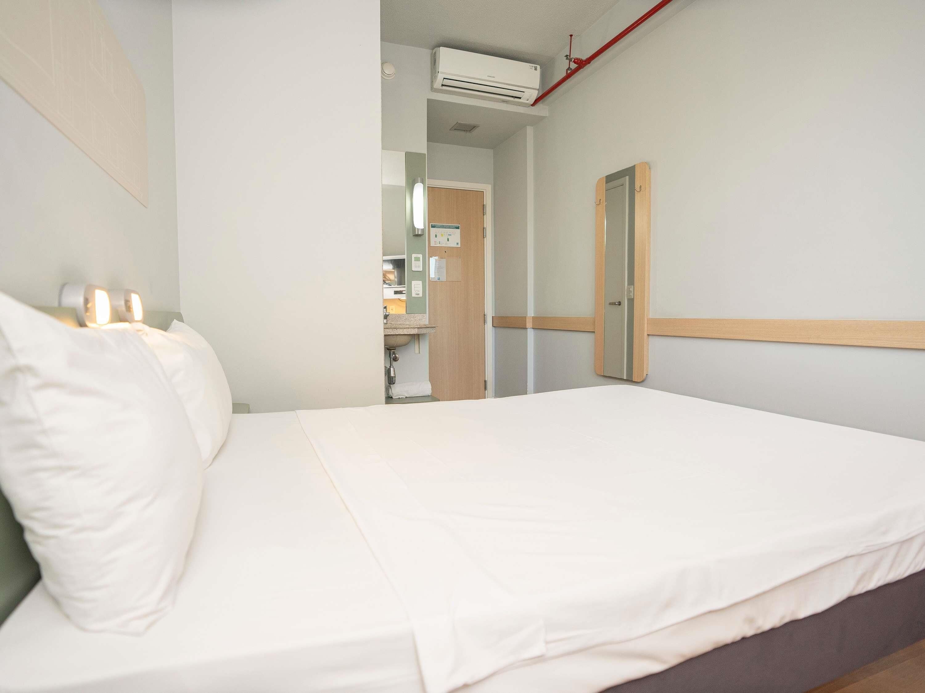 Schreibtisch, Verdunkelungsvorhänge, schallisolierte Zimmer