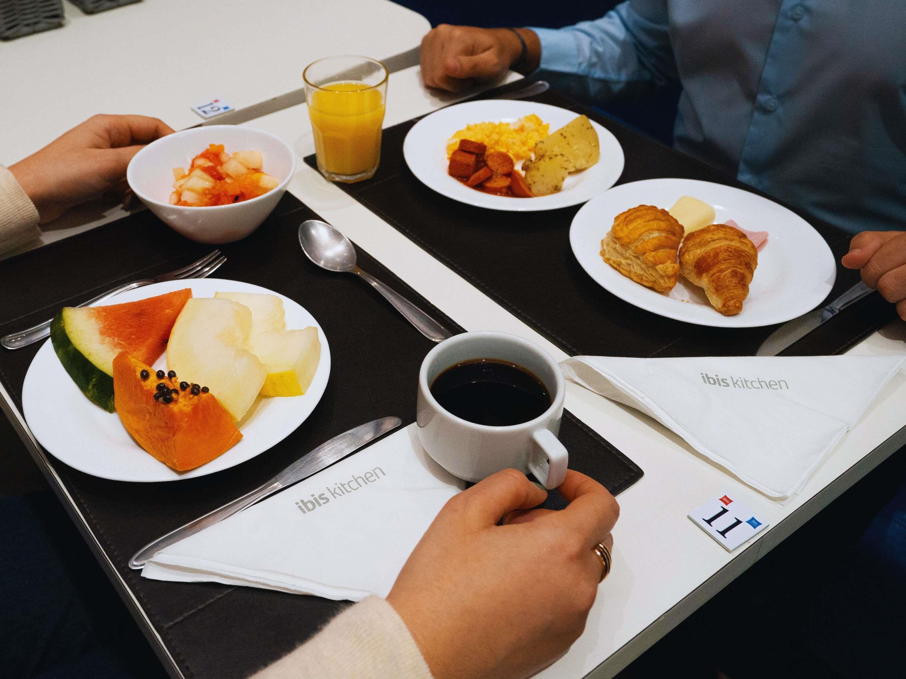 daily buffet breakfast (brl 55 per person)