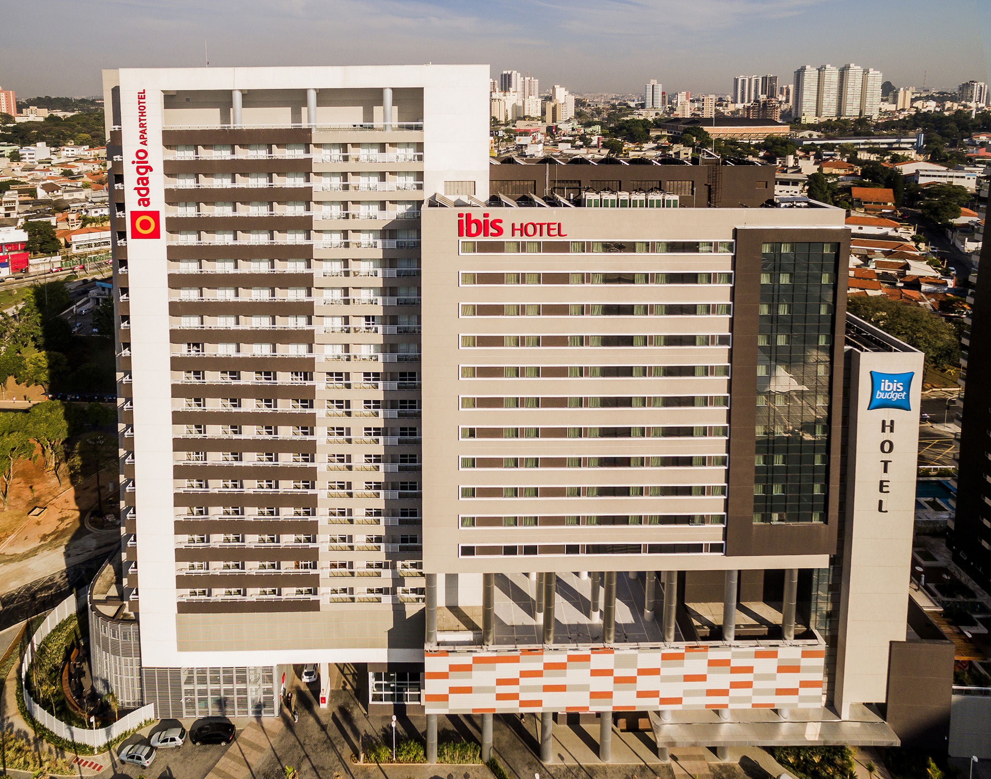 Een modern hotel met meerdere verdiepingen, een opvallende ingang en uitzicht op de omliggende stad.